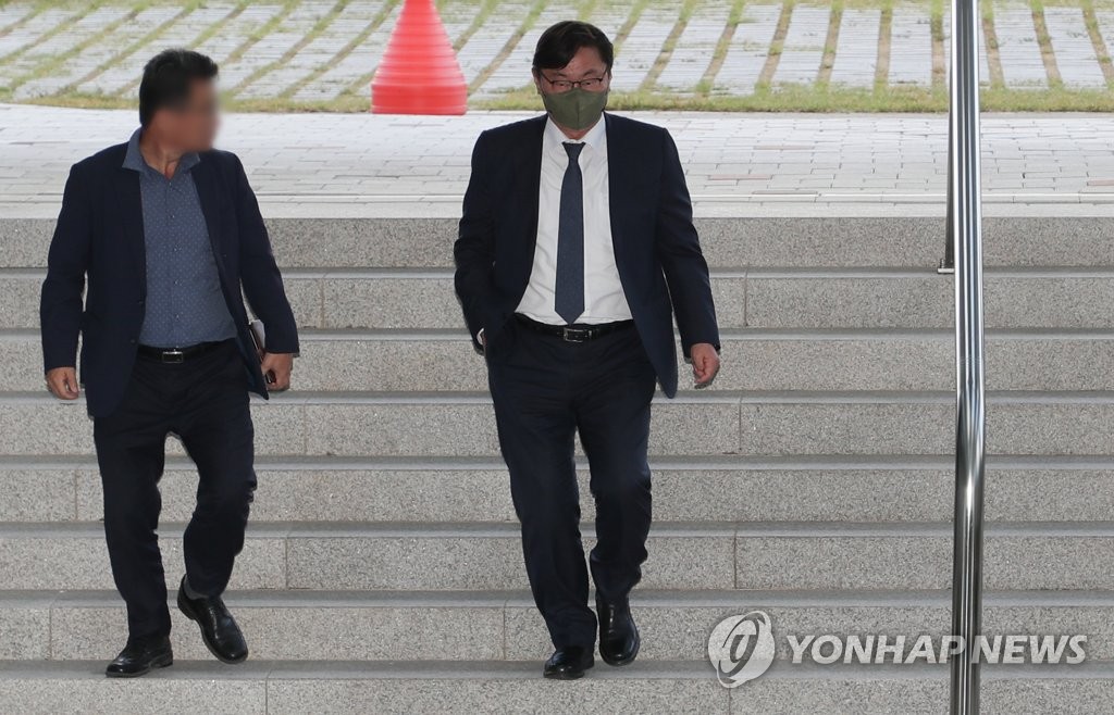 Lee Hwa-young (à dr.) convoqué à la Cour du district de Suwon le mardi 27 septembre 2022. (Pool photo)