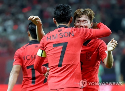 김진수와 포옹하는 손흥민