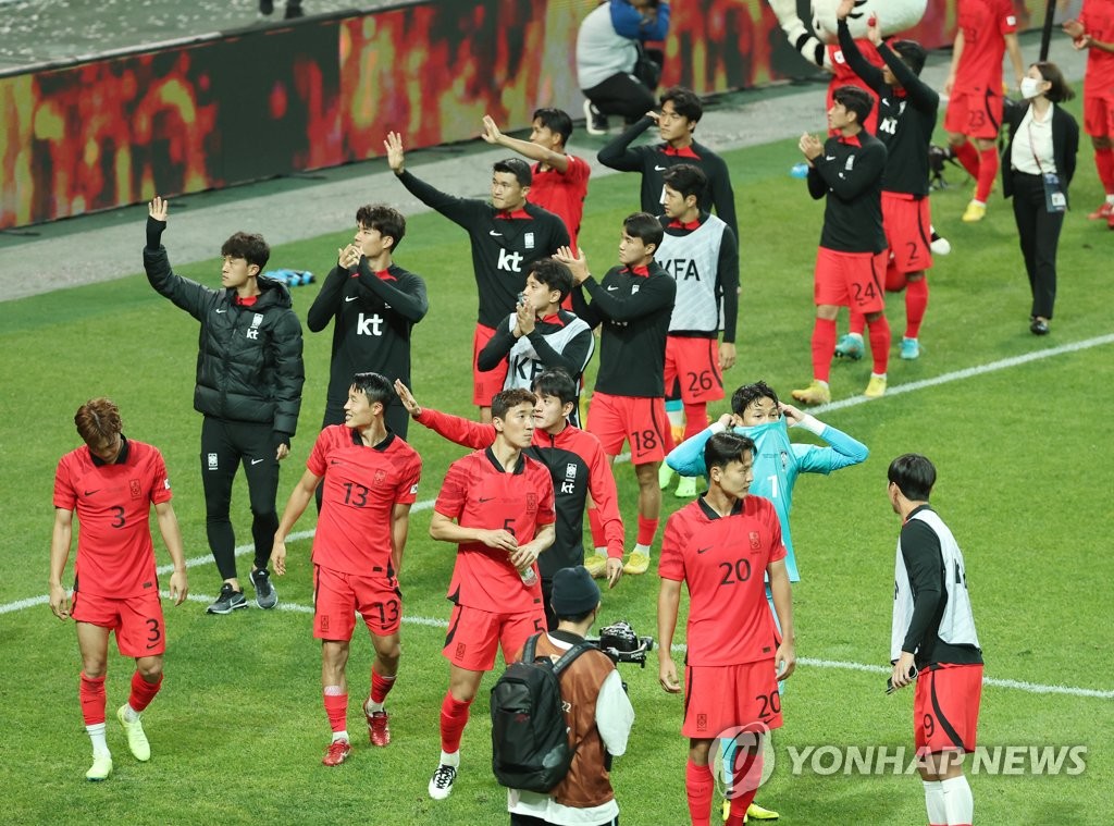 In this file photo from Sept. 27, 2022, South Korean players salute the crowd at Seoul World Cup Stadium in Seoul after beating Cameroon 1-0 in a friendly football match. (Yonhap)