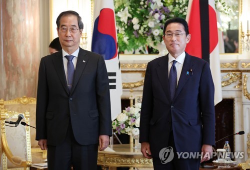 South Korean Prime Minister Han Duck-soo (L) poses for a photo with Japanese Prime Minister Fumio Kishida before their talks at the Akasaka Palace State Guest House in Tokyo on Sept. 28, 2022. (Yonhap)