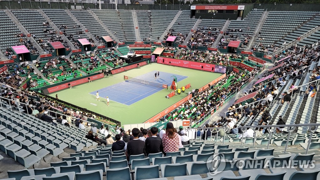 Fans attend the first-round men's doubles match between Chung Hyeon and Kwon Soon-woo of South Korea and Hans Hach Verdugo of Mexico and Treat Huey of the Philippines at the ATP Eugene Korea Open at Olympic Park Tennis Center in Seoul on Sept. 28, 2022. (Yonhap)