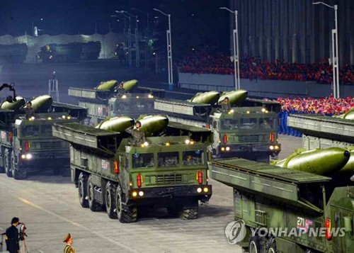 ２０２１年１月、朝鮮労働党大会を記念する軍事パレードに登場した改良型の短距離弾道ミサイル（資料写真）＝（聯合ニュース）