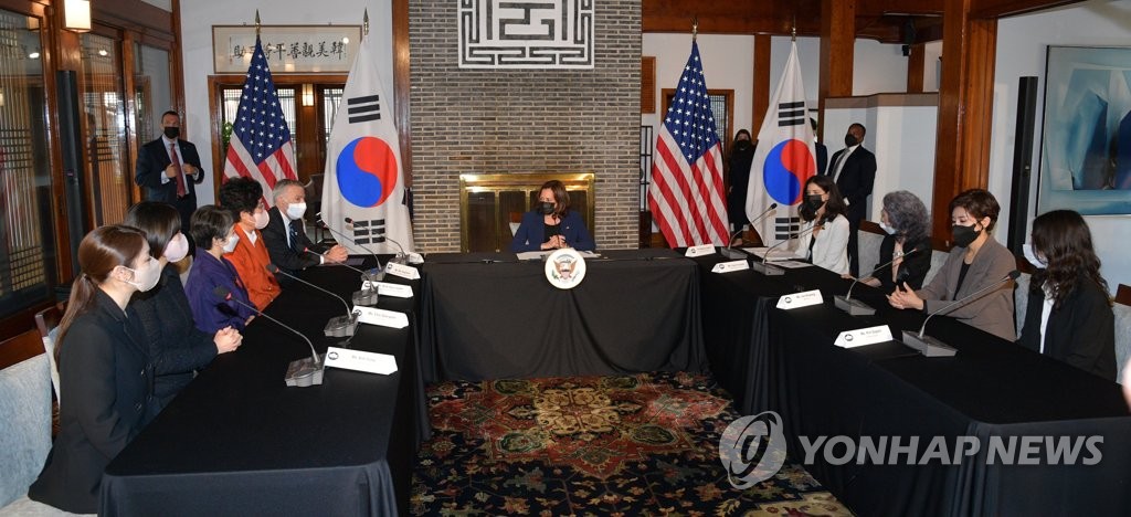 La vicepresidenta de EE. UU., Kamala Harris (centro) se reúne con mujeres líderes surcoreanas, el 29 de septiembre de 2022, en la residencia del embajador estadounidense ante Corea del Sur, Philip Goldberg, en Seúl. (Foto del cuerpo de prensa. Prohibida su reventa y archivo)