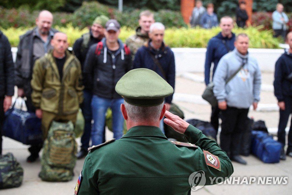 징집된 예비군에 경례하는 러시아 군인
