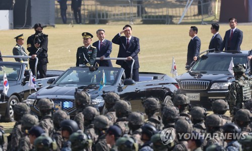 الرئيس «يون سيوك-يول» يتفقد استعراضا عسكريا