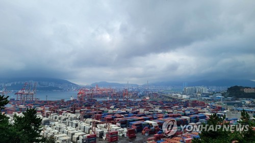 釜山港に並ぶ輸出入貨物（資料写真）＝（聯合ニュース）