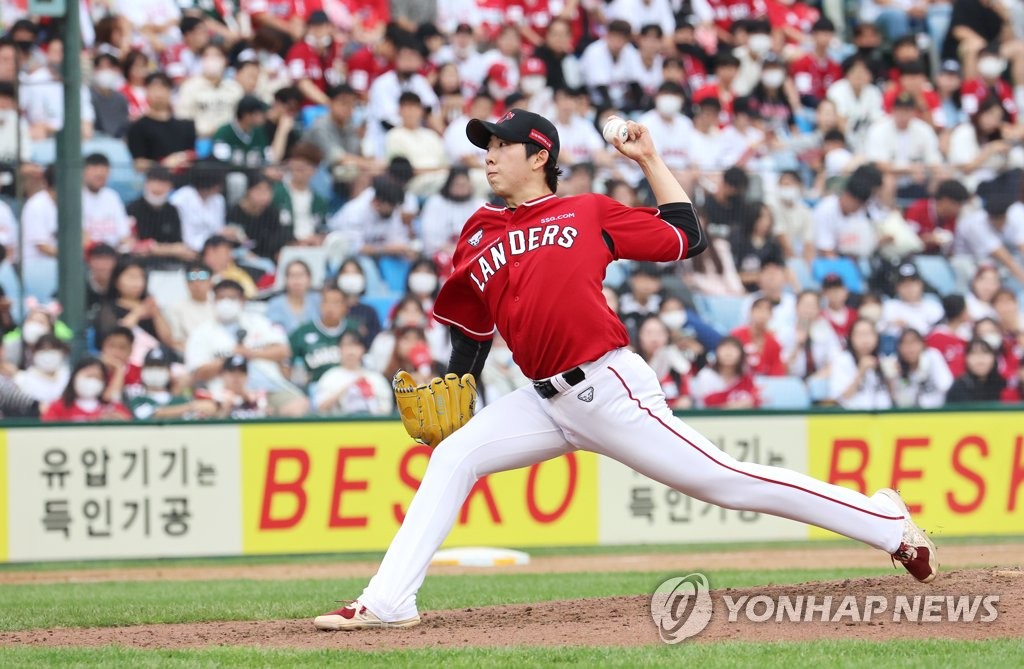 In this file photo from Oct. 3, 2022, Oh Won-seok of the SSG Landers pitches against the Hanwha Eagles during a Korea Baseball Organization regular season game at Hanwha Life Eagles Park in Daejeon, 160 kilometers south of Seoul. (Yonhap)