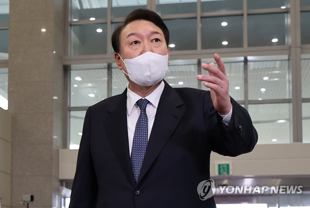 President Yoon Suk-yeol speaks to reporters as he arrives for work on Oct. 4, 2022. (Yonhap)