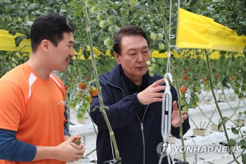 Yoon visita una granja de agricultura inteligente