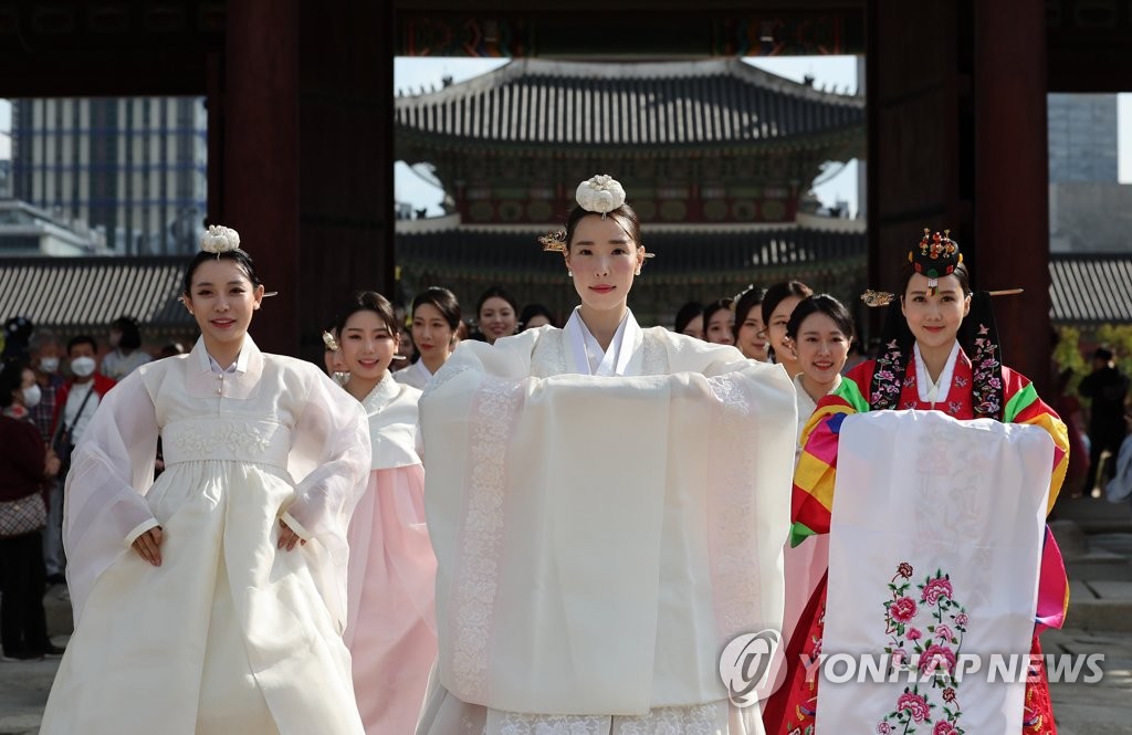 '한국의 미'…경복궁서 펼쳐진 한복 퍼레이드