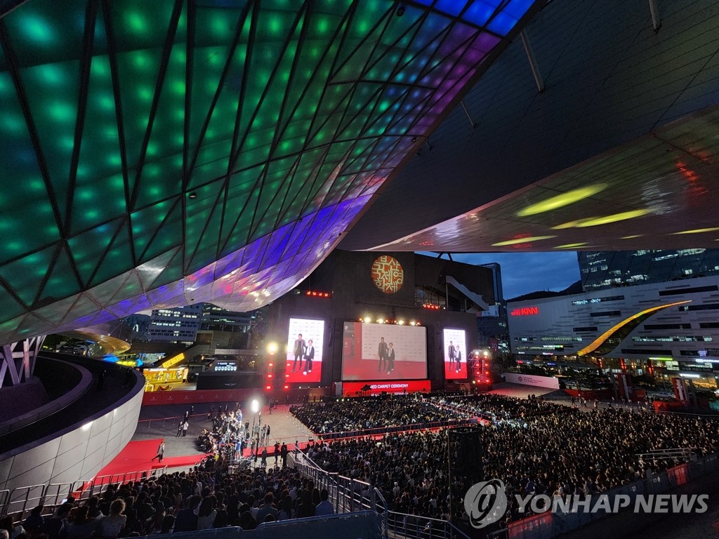 En la imagen se muestra, el 5 de octubre de 2022, la ceremonia de inauguración de la 27ª edición del Festival Internacional de Cine de Busan (BIFF, por sus siglas en inglés), organizada en el teatro al aire libre del Centro de Cine de Busan, en la ciudad portuaria homónima, en el sureste del país.