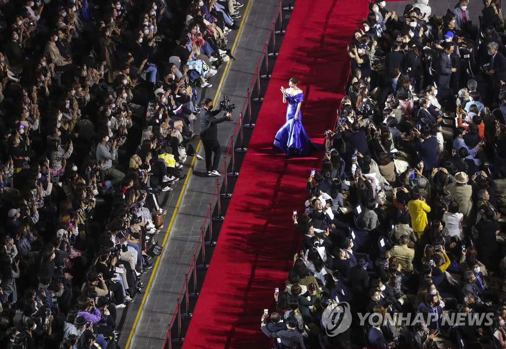 Las celebridades desfilan por la alfombra roja en el teatro al aire libre del Centro de Cine de Busan, el 5 de octubre de 2022, durante la ceremonia de inauguración de la 27ª edición del Festival Internacional de Cine de Busan, en la ciudad portuaria homónima, en el sureste del país.
