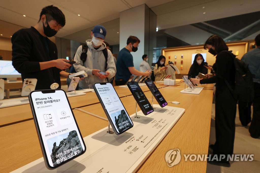Apple products are displayed at a store in central Seoul in this file photo taken on Oct. 7, 2022. (Yonhap)