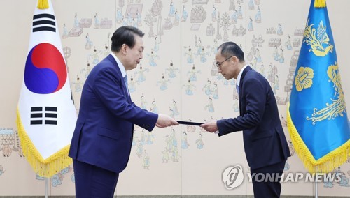 윤 대통령, 고학수 개인정보위원장에 임명장 수여