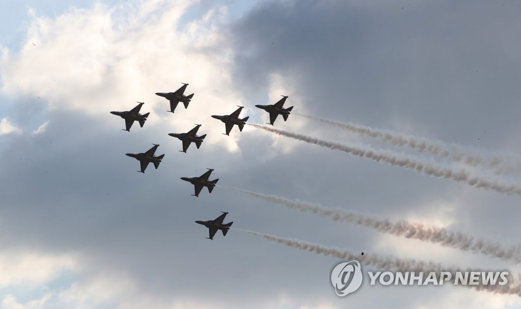 El equipo de vuelo acrobático de la Fuerza Aérea de Corea del Sur, los Black Eagles, llevan a cabo un espectáculo, el 7 de octubre de 2022, en la Expo Mundial de Cultura Militar de Gyeryong 2022, organizada en una pista justo al lado de las sedes militares de Gyeryongdae, a unos 160 kilómetros al sur de Seúl.