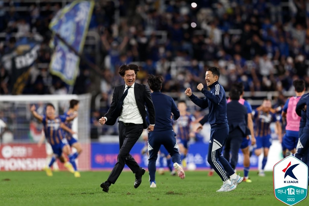 Ulsan Hyundai FC head coach Hong Myung-bo (L) celebrates his team's equalizer against Jeonbuk Hyundai Motors during a 2-1 victory in the clubs' K League 1 match at Munsu Football Stadium in Ulsan, 310 kilometers southeast of Seoul, on Oct. 8, 2022, in this photo provided by the Korea Professional Football League. (PHOTO NOT FOR SALE) (Yonhap)