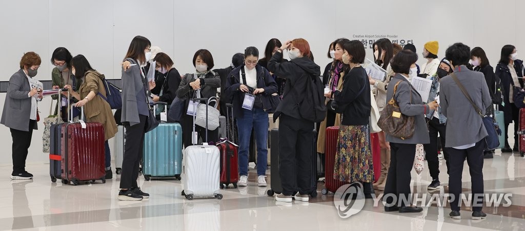 日本から韓国・ソウルの金浦空港に到着したＢＴＳファン。ソウル駅に移動し、釜山に向かう＝１４日、ソウル（聯合ニュース）