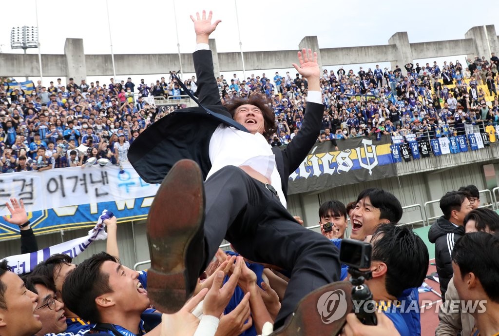 Ulsan Hyundai FC players toss their head coach Hong Myung-bo in the air after beating Gangwon FC 2-1 in their K League 1 match to clinch the league title at Songam Sports Town in Chuncheon, 85 kilometers east of Seoul, on Oct. 16, 2022. (Yonhap)