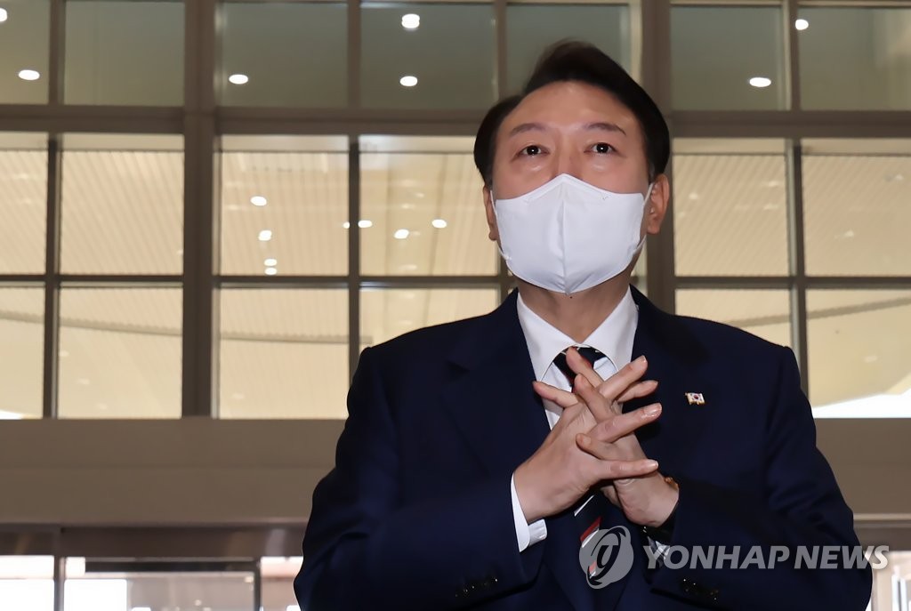 President Yoon Suk-yeol speaks to reporters as he arrives at the presidential office in Seoul on Oct. 17, 2022. (Yonhap)