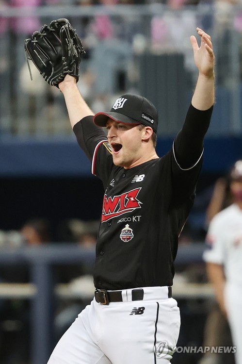In this file photo from Oct. 17, 2022, KT Wiz starter Wes Benjamin celebrates a catch made by left fielder Anthony Alford against the Kiwoom Heroes during the bottom of the fifth inning of Game 2 of the first round in the Korea Baseball Organization postseason at Gocheok Sky Dome in Seoul. (Yonhap)