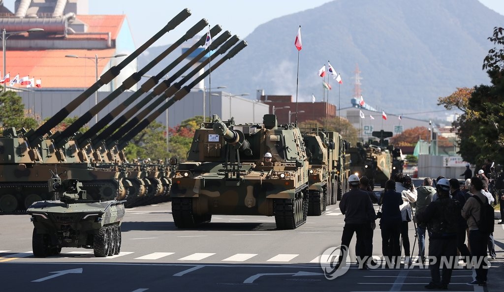 Un défilé d'obusiers automoteurs K9 se déroule chez Hanwha Defense Co. à Changwon, dans la province du Gyeongsang du Sud, le mercredi 19 octobre 2022, lors d'une cérémonie marquant la sortie de ces mortiers pour l'exportation vers la Pologne. 