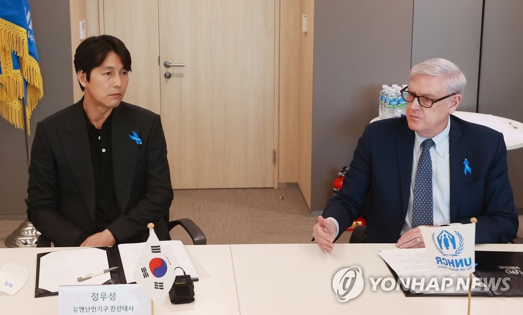 South Korean actor Jung Woo-sung (L), a goodwill ambassador for United Nations High Commissioner for Refugees (UNHCR) Korea, and James Lynch, head of UNHCR Korea, attend a press conference at the South Korea representative office of the U.N. refugee agency in Seoul on Oct. 19, 2022. (Yonhap)