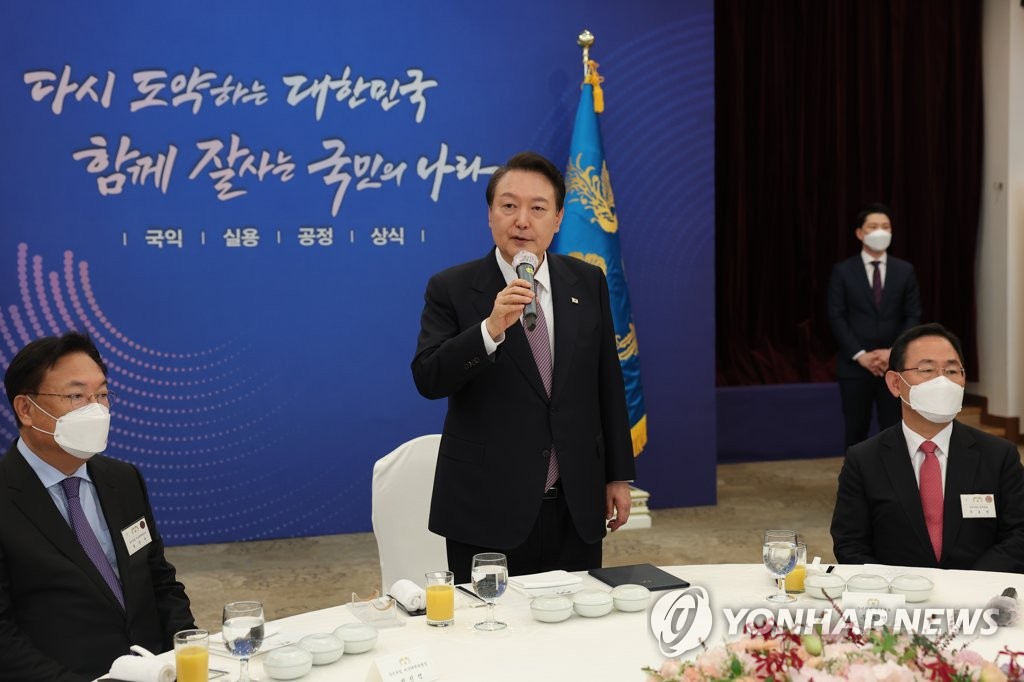 President Yoon Suk-yeol (C) gives remarks during a lunch meeting with heads of local chapters of the ruling People Power Party at a convention center near the presidential office in Seoul on Oct. 19, 2022, in this photo provided by his office. (PHOTO NOT FOR SALE) (Yonhap)