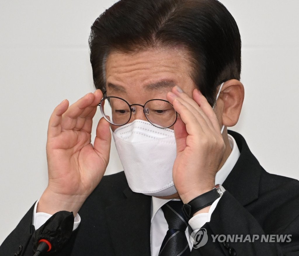 Main opposition Democratic Party Chair Lee Jae-myung adjusts his glasses on Oct. 20, 2022. (Pool photo) (Yonhap)