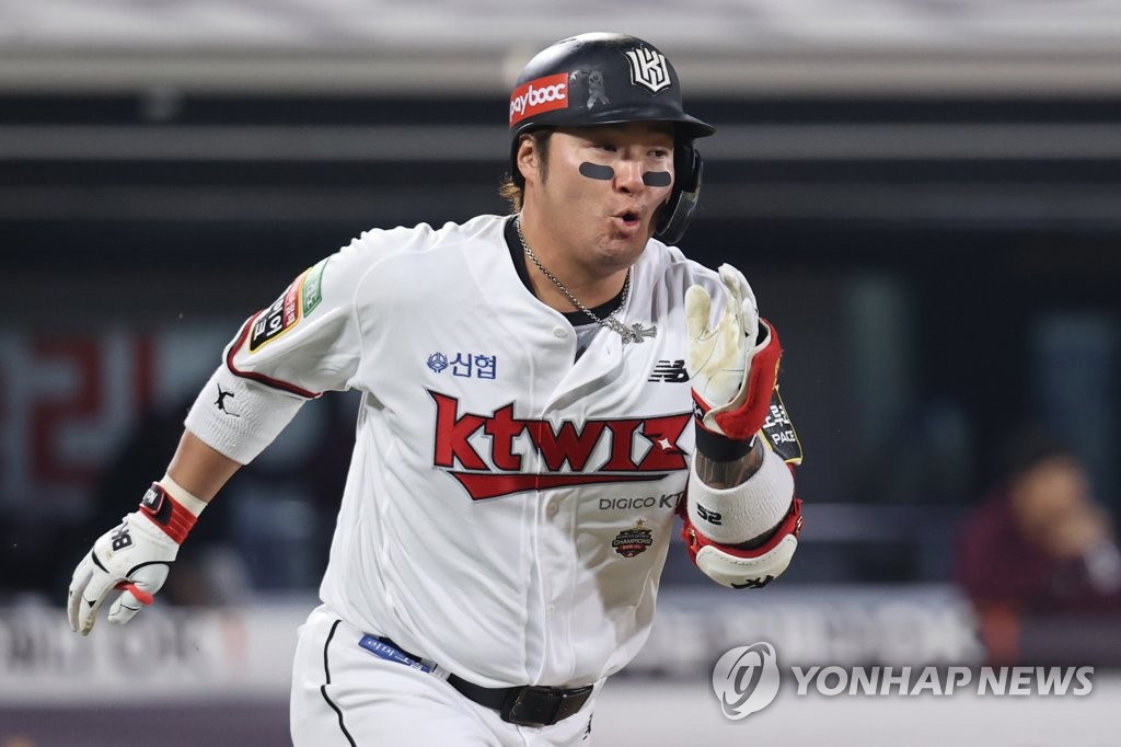 In this file photo from Oct. 20, 2022, Park Byung-ho of the KT Wiz heads to first base after hitting a double against the Kiwoom Heroes during the bottom of the seventh inning of Game 4 of the first round in the Korea Baseball Organization postseason at KT Wiz Park in Suwon, 35 kilometers south of Seoul. (Yonhap)