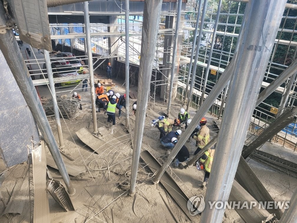 La foto, tomada el 21 de octubre de 2022, muestra una obra de construcción de un almacén en Anseong, al sur de Seúl, donde ocho trabajadores resultaron heridos tras caer, de 5 a 6 metros, al tercer piso del edificio. (Foto proporcionada por el Departamento de Bomberos de la provincia de Gyeonggi. Prohibida su reventa y archivo)