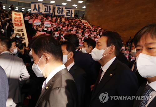 민주당 피켓팅 앞 지나는 윤석열 대통령