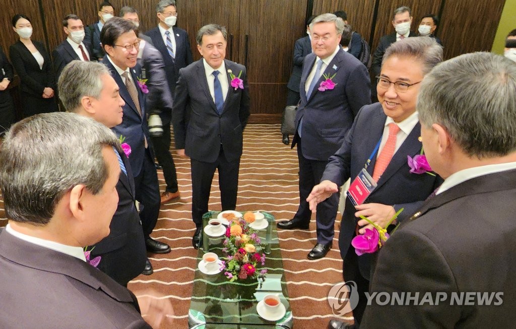El ministro de Asuntos Exteriores de Corea del Sur, Park Jin (segundo por la dcha.), habla con sus homólogos de cinco países de Asia Central -Uzbekistán, Kazajistán, Tayikistán, Turkmenistán y Kirguistán-, y el alcalde de Busan, Park Heong-joon (3º por la izda.), durante el 15º Foro de Cooperación Corea del Sur-Asia Central, celebrado, el 25 de octubre de 2022, en la ciudad portuaria meridional surcoreana de Busan.