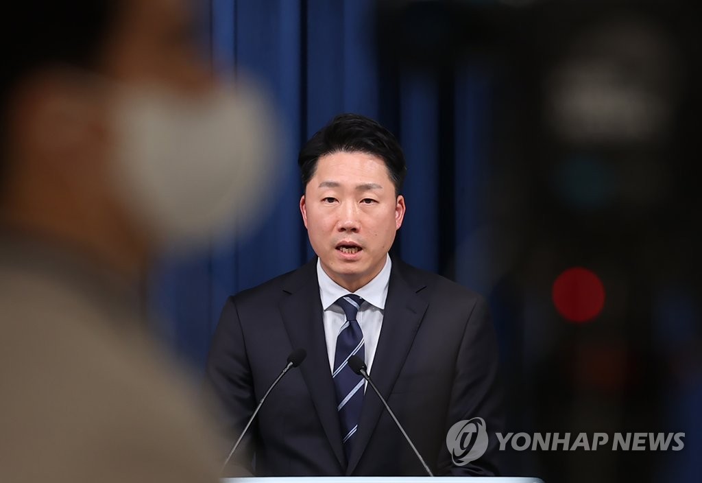 Deputy presidential spokesperson Lee Jae-myoung gives a press briefing at the presidential office in Seoul on Oct. 28, 2022. (Yonhap)
