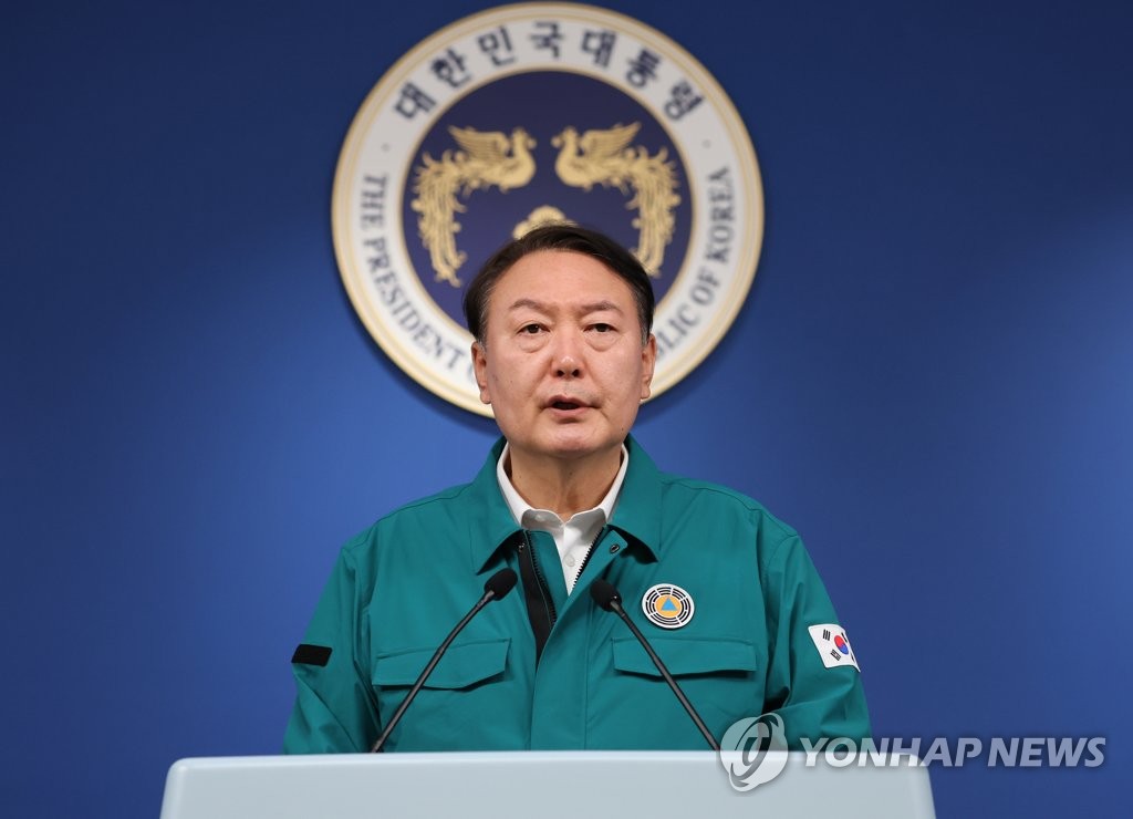 President Yoon Suk-yeol addresses the nation on the deadly stampede in Itaewon from the presidential office in Seoul on Oct. 30, 2022. (Yonhap)