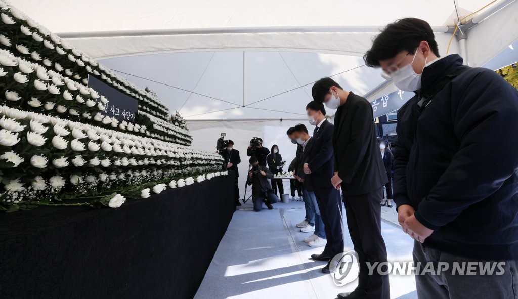 竜山区に設けられた焼香所を訪れた市民ら（共同取材）＝３１日、ソウル（聯合ニュース）