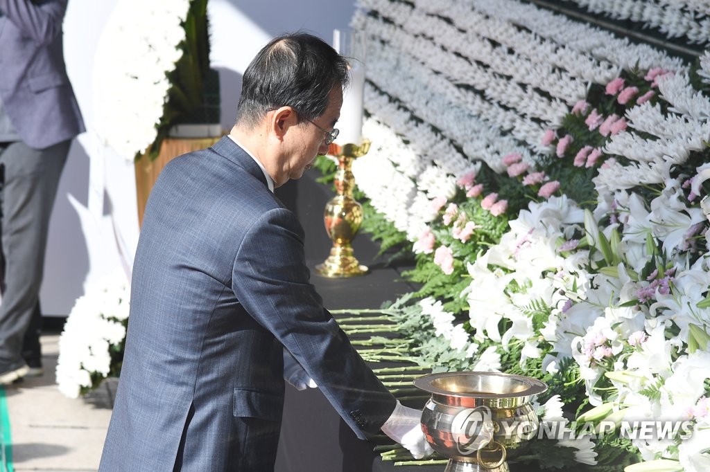 헌화하는 한덕수 총리