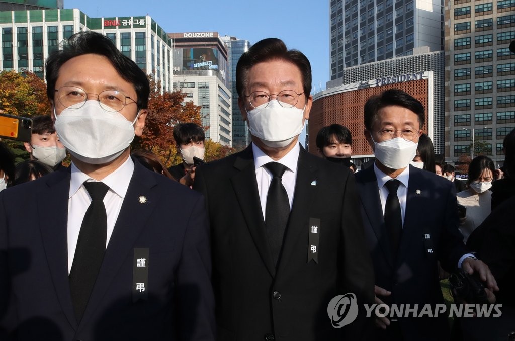 Opposition leader Lee Jae-myung of the Democratic Party leaves the Seoul Plaza in front of City Hall after paying respect to the victims at a mourning altar on Nov. 1, 2022. (Pool photo) (Yonhap)