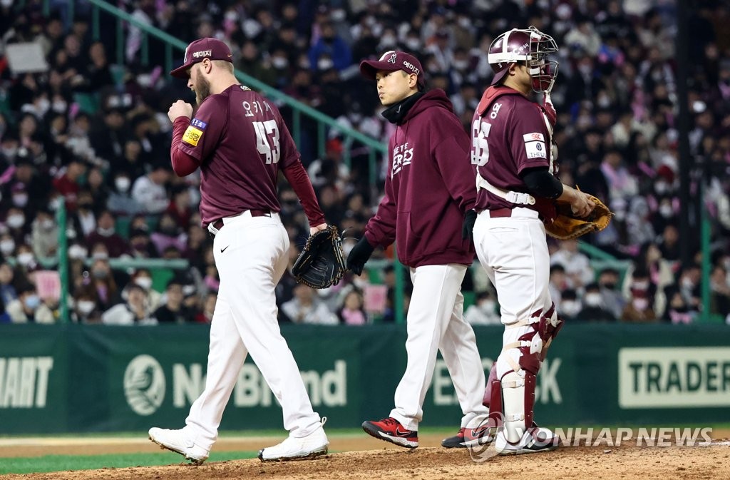 Eric Jokisch of the Kiwoom Heroes (R) leaves the mound after being pulled with one out in the bottom of the sixth inning of Game 1 of the Korean Series against the SSG Landers at Incheon SSG Landers Field in Incheon, 30 kilometers west of Seoul, on Nov. 1, 2022. (Yonhap)