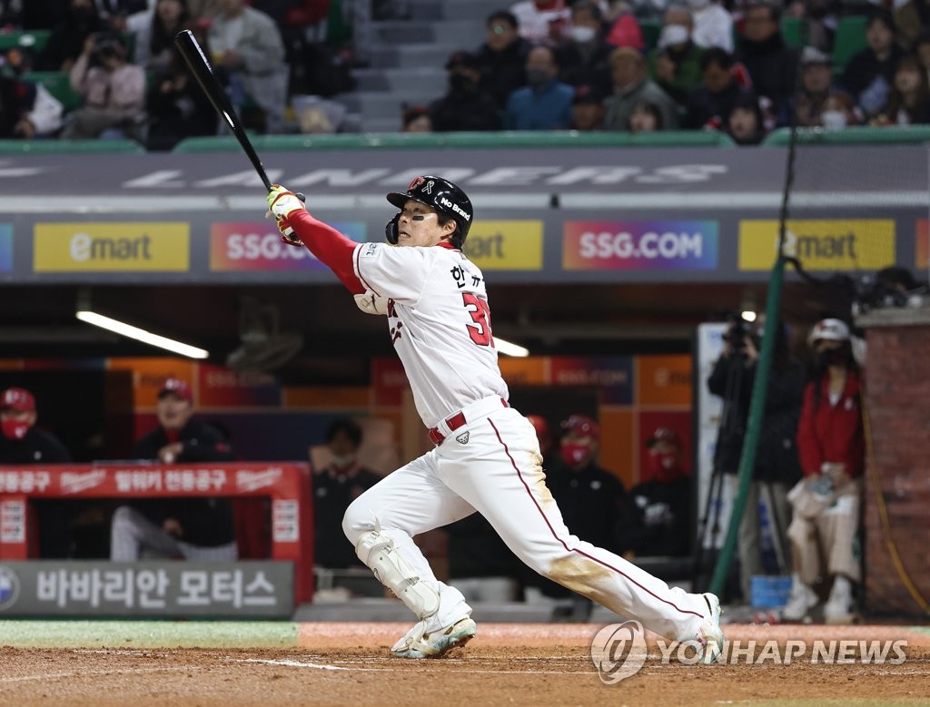 Han Yoo-seom of the SSG Landers hits a solo home run against the Kiwoom Heroes during the bottom of the seventh inning of Game 2 of the Korean Series at Incheon SSG Landers Field in Incheon, 30 kilometers west of Seoul, on Nov. 2, 2022. (Yonhap)