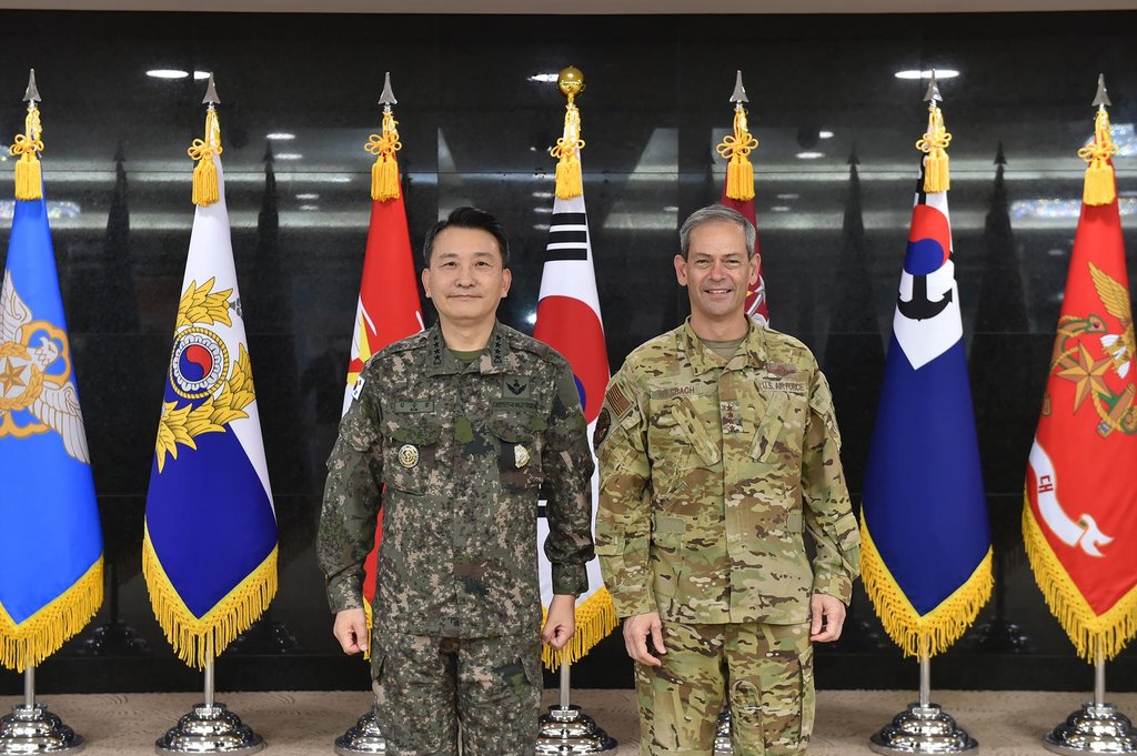Joint Chiefs of Staff (JCS) Chairman Gen. Kim Seung-kyum (L) poses for a photo with U.S. Pacific Air Forces Commander Gen. Kenneth Wilsbach before their discussions on Nov. 4, 2022, in this photo provided by the JCS. (PHOTO NOT FOR SALE) (Yonhap)