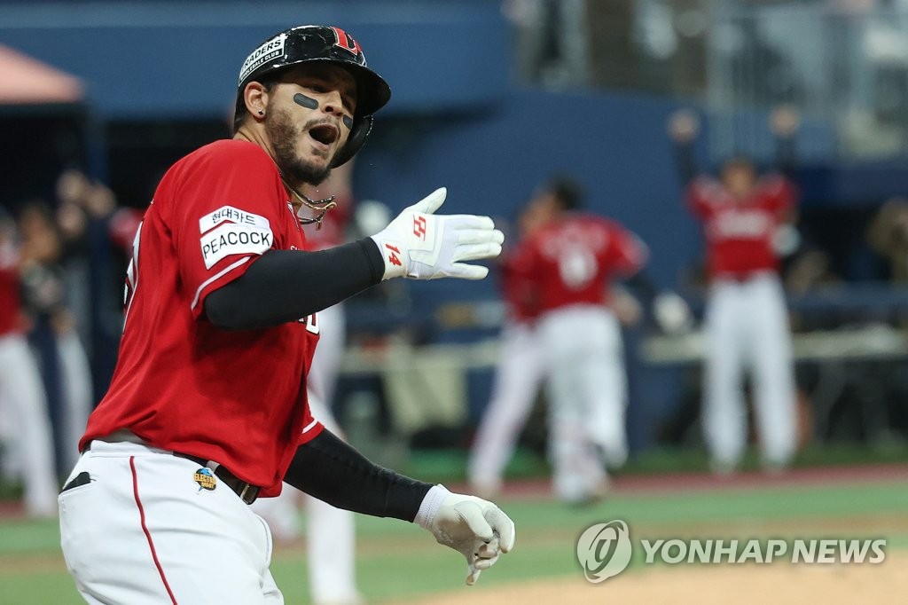 Juan Lagares of the SSG Landers celebrates his two-run home run against the Kiwoom Heroes during the top of the eighth inning of Game 3 of the Korean Series at Gocheok Sky Dome in Seoul on Nov. 4, 2022. (Yonhap)