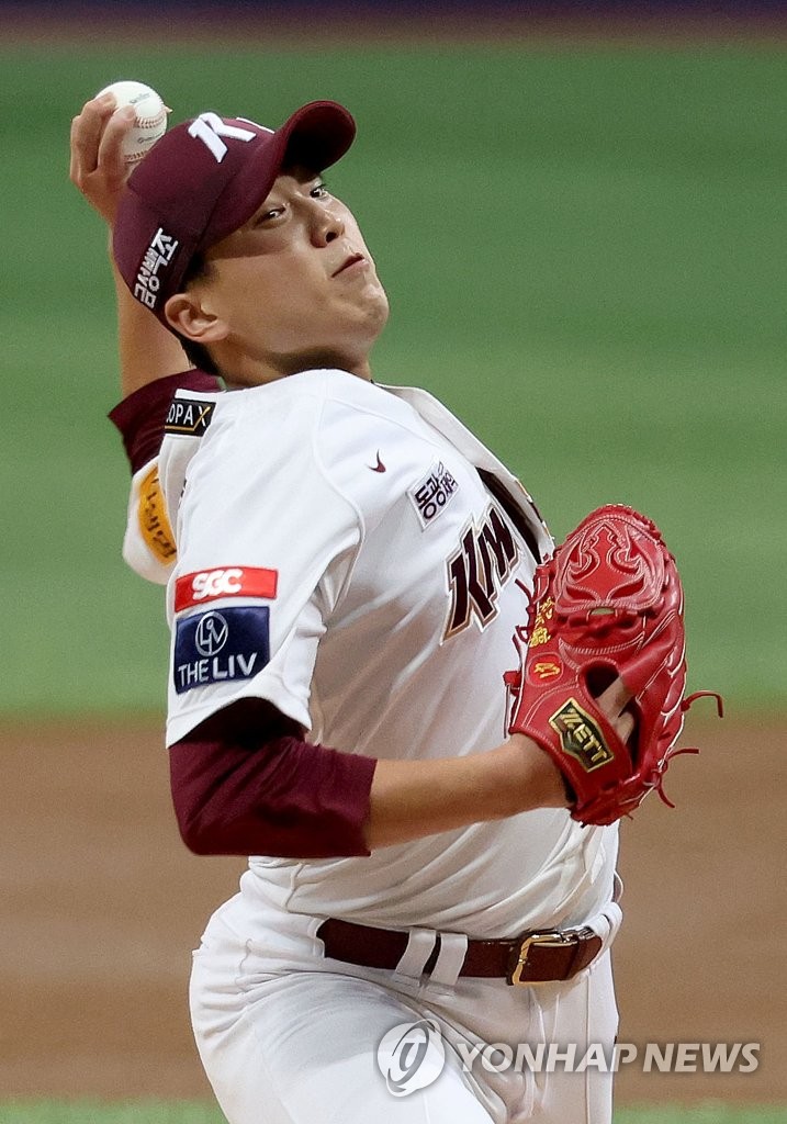 Kiwoom Heroes starter Lee Seung-ho pitches against the SSG Landers during the top of the first inning of Game 4 of the Korean Series at Gocheok Sky Dome in Seoul on Nov. 5, 2022. (Yonhap)