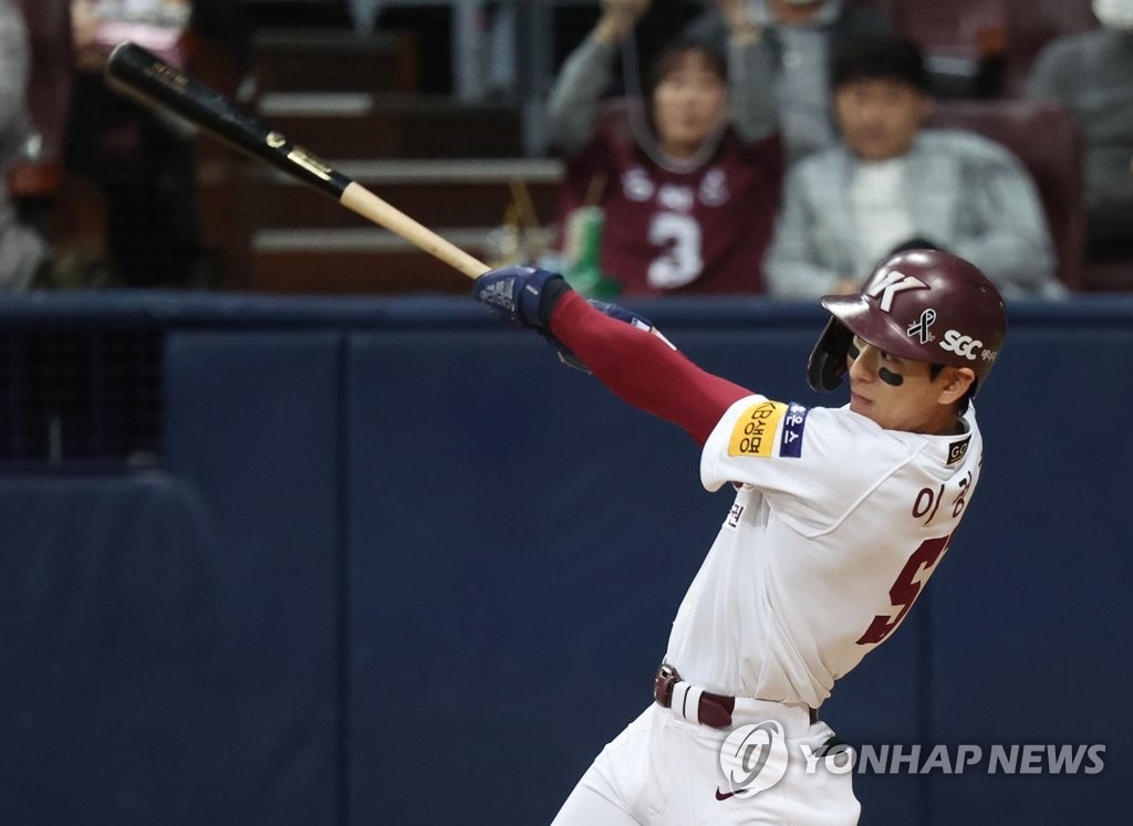 Lee Jung-hoo of the Kiwoom Heroes hits an RBI single against SSG Landers during the bottom of the third inning of Game 4 of the Korean Series at Gocheok Sky Dome in Seoul on Nov. 5, 2022. (Yonhap)