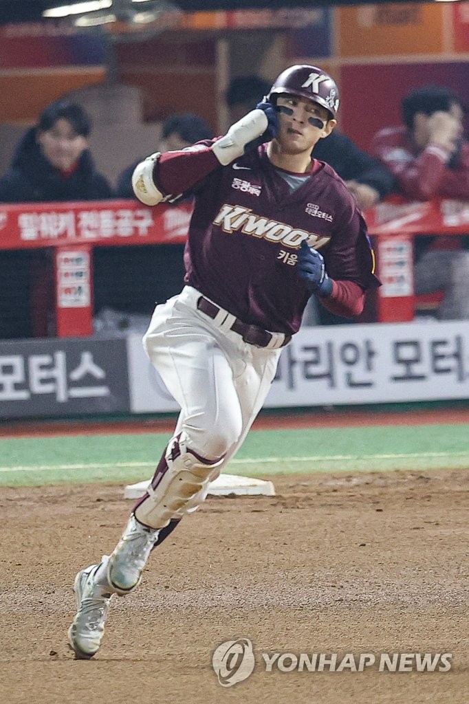 In this file photo from Nov. 8, 2022, Lee Jung-hoo of the Kiwoom Heroes celebrates after hitting a solo home run against the SSG Landers during the top of the sixth inning of Game 6 of the Korean Series at Incheon SSG Landers Field in Incheon, some 30 kilometers west of Seoul. (Yonhap)