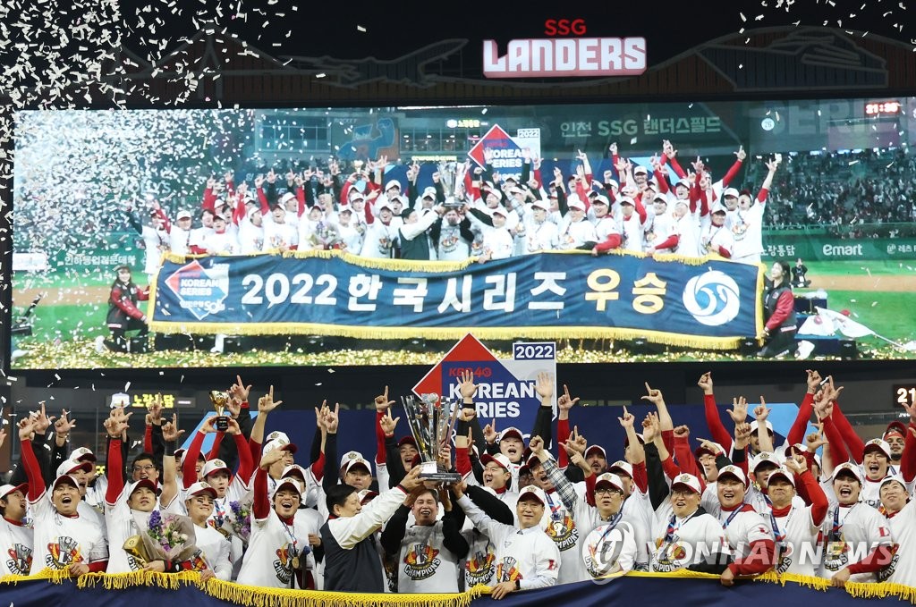Members of the SSG Landers celebrate their Korean Series championship at Incheon SSG Landers Field in Incheon, 30 kilometers west of Seoul, on Nov. 8, 2022. (Yonhap)
