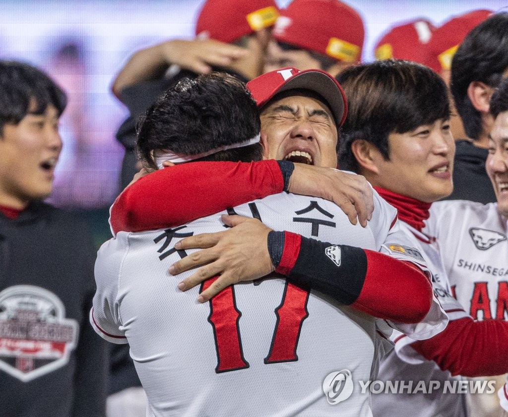 Kim Kang-min of the SSG Landers (R) embraces teammate Choo Shin-soo after winning the Korean Series title at Incheon SSG Landers Field in Incheon, 30 kilometers west of Seoul, on Nov. 8, 2022. (Yonhap)
