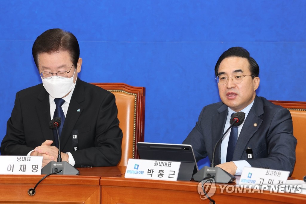 Park Hong-keun (à dr.), chef du groupe parlementaire du Parti démocrate (PD), prend la parole le mercredi 9 novembre 2022 lors d'une réunion du Conseil suprême du parti à l'Assemblée nationale. 