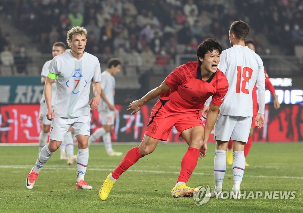 South Korean forward Cho Gue-sung (C) reacts to a missed scoring opportunity against Iceland in their friendly football match at Hwaseong Sports Complex Main Stadium in Hwaseong, Gyeonggi Province, on Nov. 11, 2022. (Yonhap)