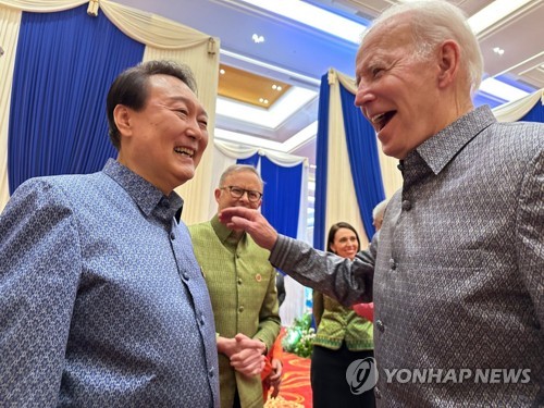 Yoon et son épouse retrouvent Biden lors d'un dîner de gala au Cambodge
