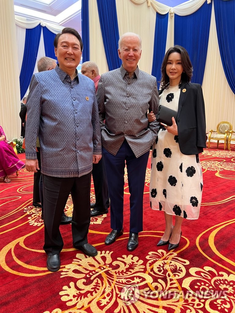South Korean President Yoon Suk-yeol (L), U.S. President Joe Biden (C) and South Korean first lady Kim Keon-hee pose for a photo during a gala dinner for leaders attending ASEAN summits at the Chroy Changvar International Convention and Exhibition Center in Phnom Penh on Nov. 12, 2022, in this photo provided by the presidential office. (PHOTO NOT FOR SALE) (Yonhap)